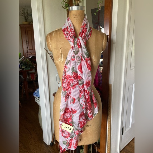 Flowy Scarf RED ROSES with White. Diaphanous. Sheer. Bias Cut. Retro pri… - Picture 3 of 12